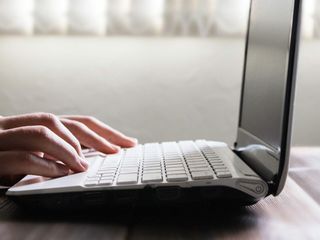 komputer sam się wyłącza