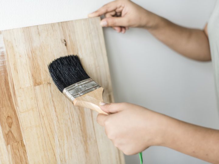 jak usunąć lakier z drewna