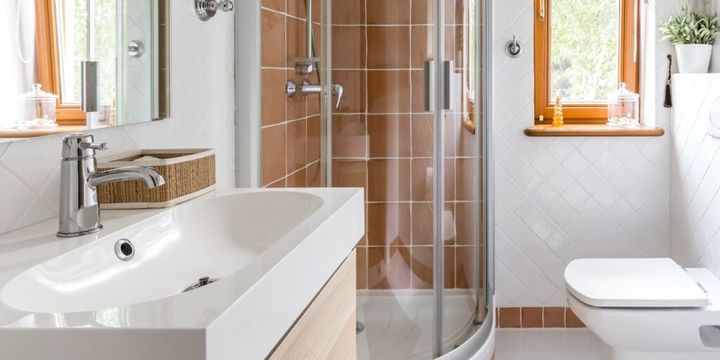 Aranżacja małej łazienki z prysznicem i pralką w stylu skandynawskim