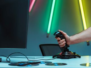 Joysticki i wolanty – najlepszy sprzęt dla fanów symulatorów lotniczych 