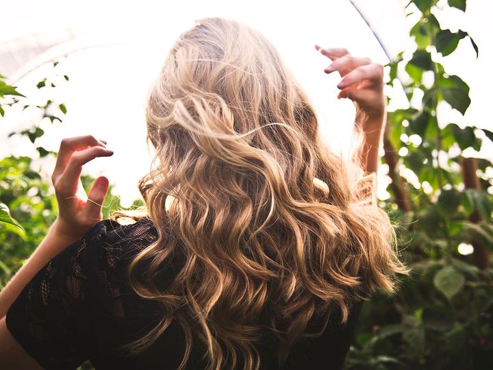 Jakie witaminy na porost włosów warto stosować?