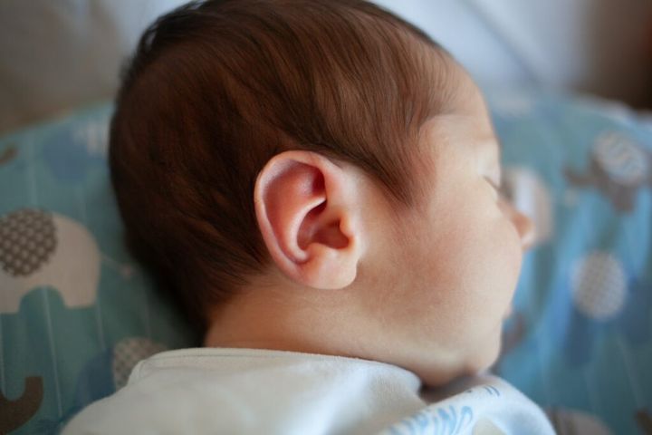 jak czyśić uszy niemowlakowi