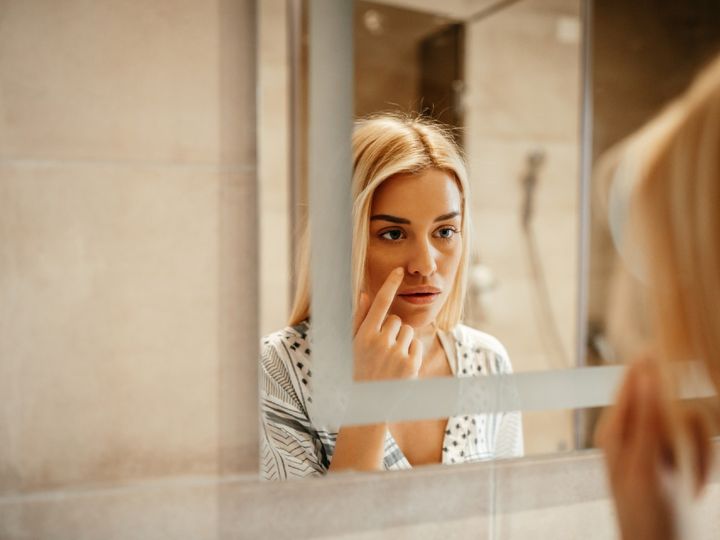 kobieta przeglądająca się w lustrze