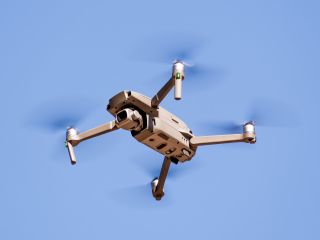 dron z funkcją śledzenia