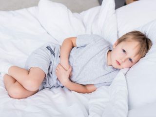 Ból brzucha u dziecka w okolicy pępka: co oznacza?
