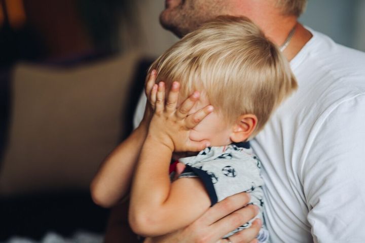 2-letnie dziecko budzi się z płaczem