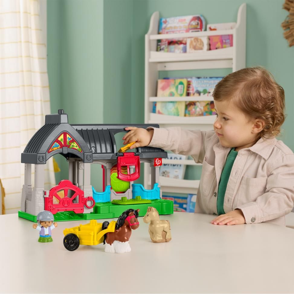 Mattel dziewczynka bawi się domkiem