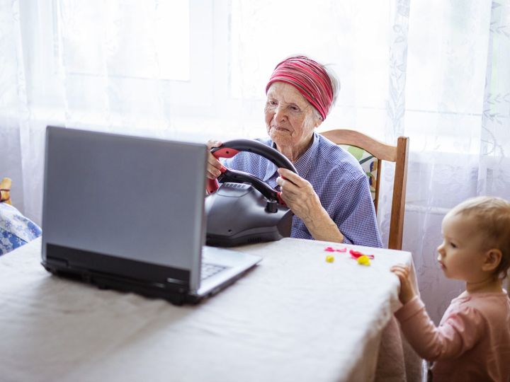 babcia grająca na laptopie
