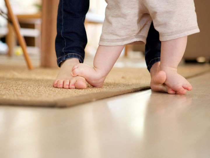 auczyć dziecko chodzić