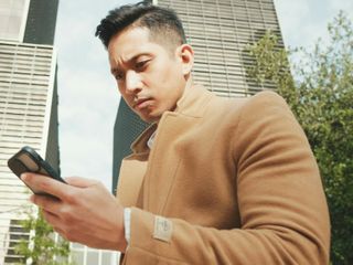 Beżowy płaszcz męski na jesień – jak go stylizować, by wyglądać modnie?