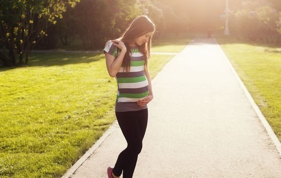 kobieta w ciąży na spacerze
