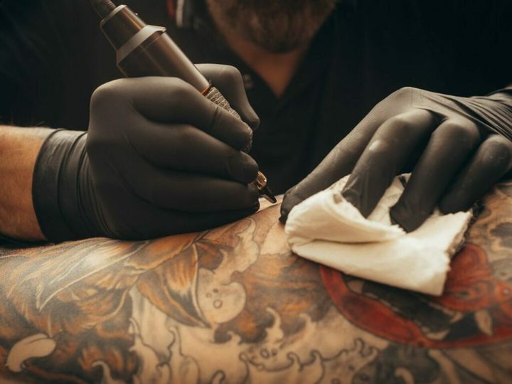 czym smarować tatuaż