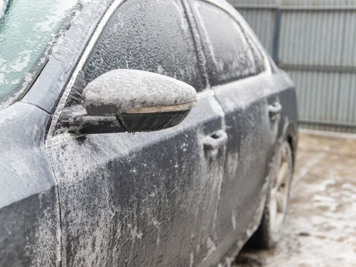 Jak otworzyć zamarznięte drzwi w samochodzie