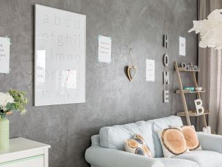 Szary salon – jakie dodatki wybrać? Pomysły na aranżacje