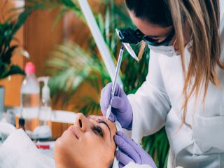 Na czym polega microblading brwi i jakie daje efekty?