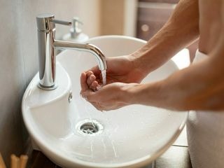 Bardzo suche dłonie męskie – co stosować na suche męskie dłonie?