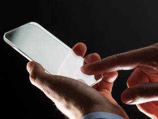 Jakie szkło na telefon? Hartowane czy hybrydowe?