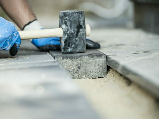 taras z kostki na podwyższeniu