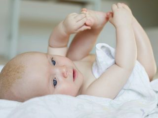 Dlaczego niemowlę podnosi nóżki do góry?