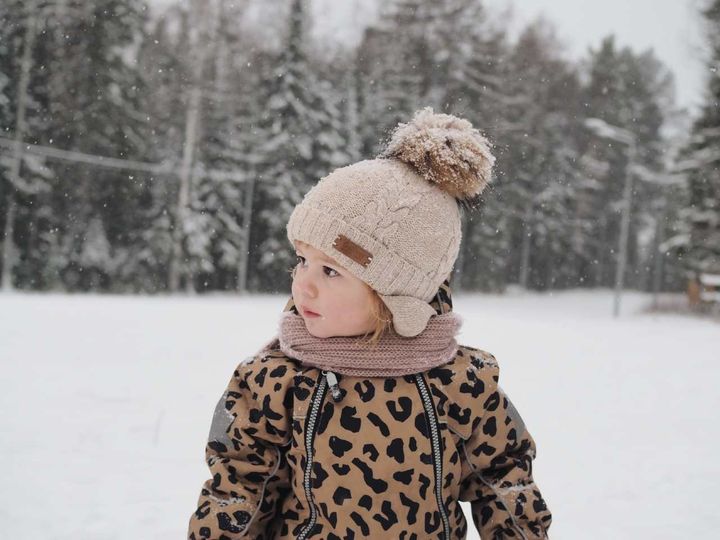 dziecko na śniegu