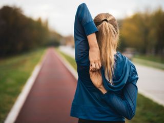 Rozgrzewka na WF – jak ją wykonać? Propozycje rozgrzewek na WF