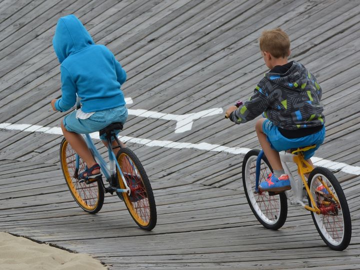 dzieci na rowerach