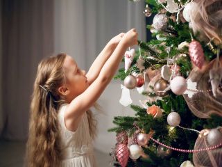 Dekoracje bożonarodzeniowe 2025. Trendy, modne choinki, ozdoby i świąteczne inspiracje