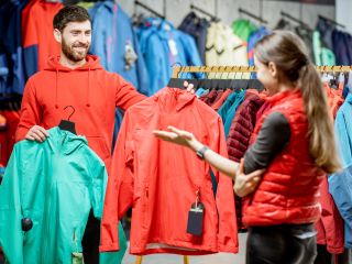 Wiatrówka czy softshell? Podpowiadamy, co lepiej chroni dziecko przed chłodem