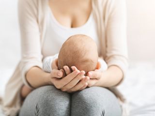 płaska główka u niemowlaka