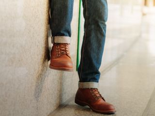 Jak podwijać spodnie? Moda na podwijanie spodni wciąż trwa!