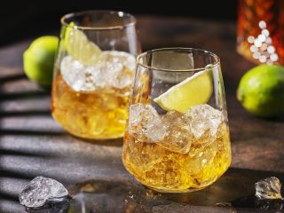 Proste drinki z rumem ciemnym. Jakie proste drinki z rumem ciemnym zrobić?