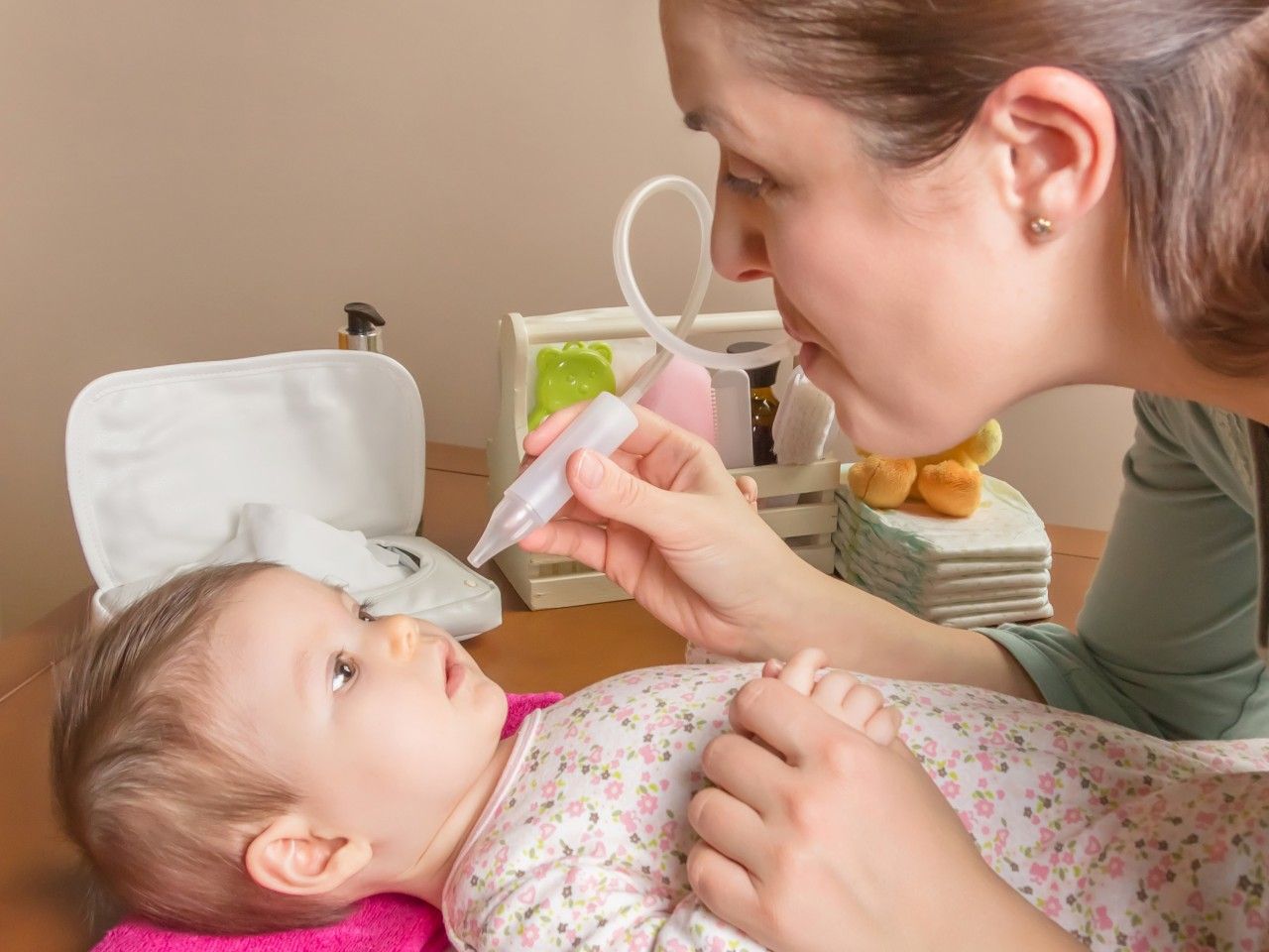 Промывание носа грудничку. Промыть нос ребенку 2 года. Промывать нос физраствором. Как промывать носик новорожденному.