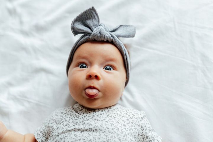 niemowlę wystawia język 