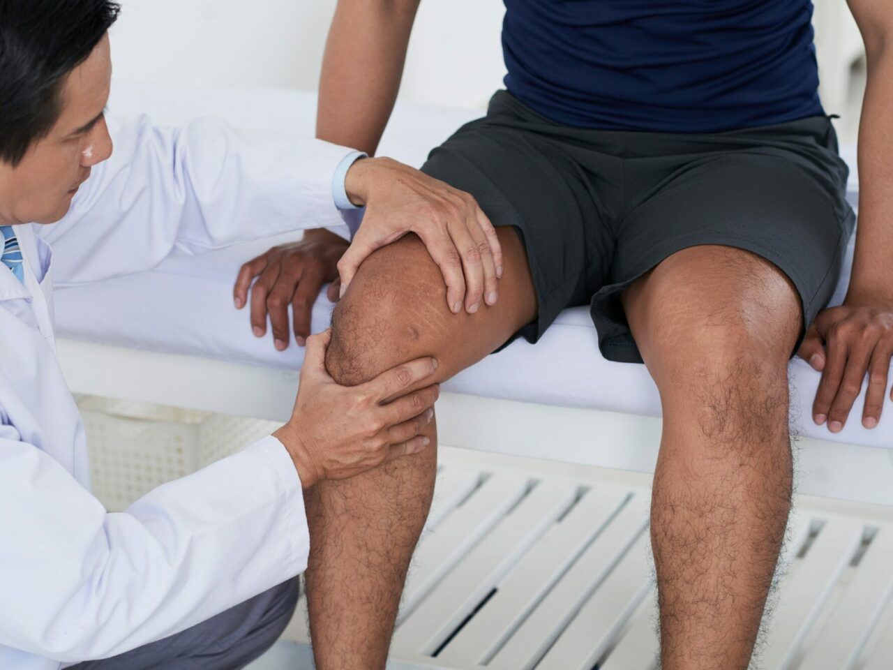Эффективное лечение коленей. Боль в суставах. Больное колено. Боль в колене.