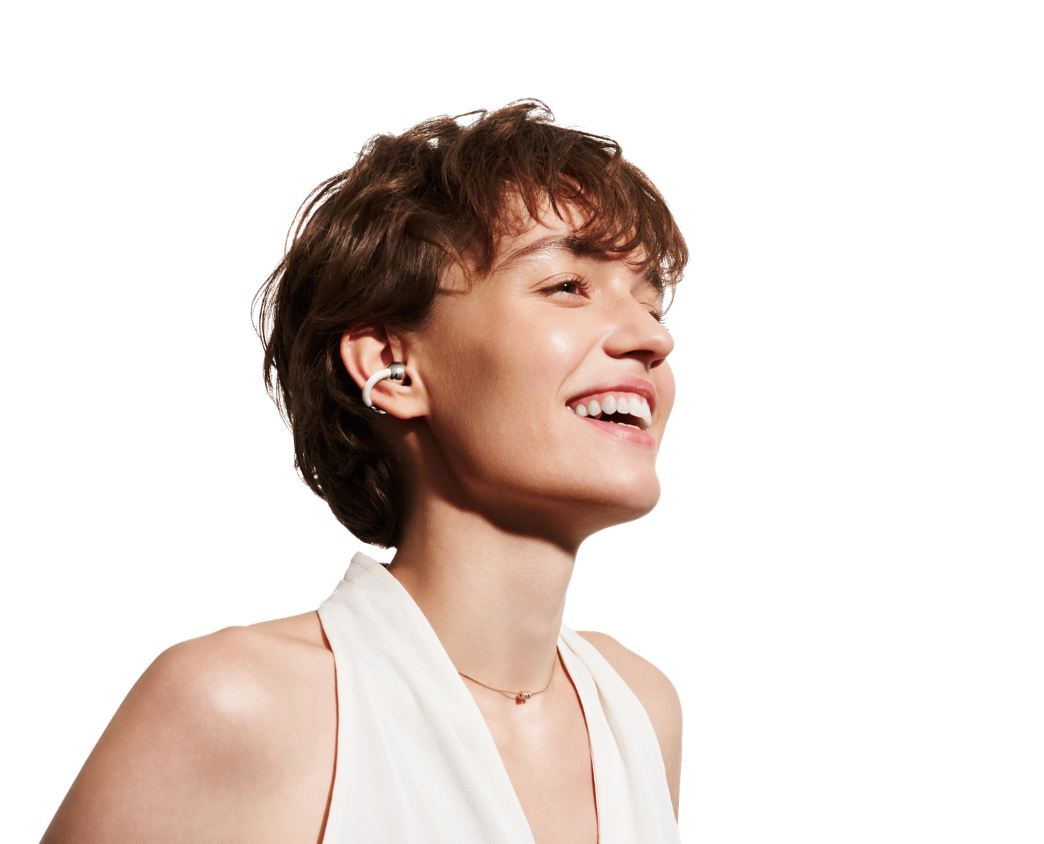 Усміхнена жінка з Huawei Freeclip 2