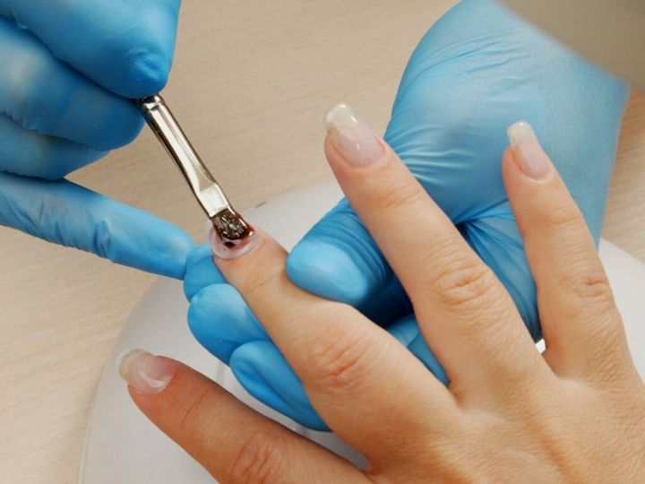 przedłużanie paznokci żelem