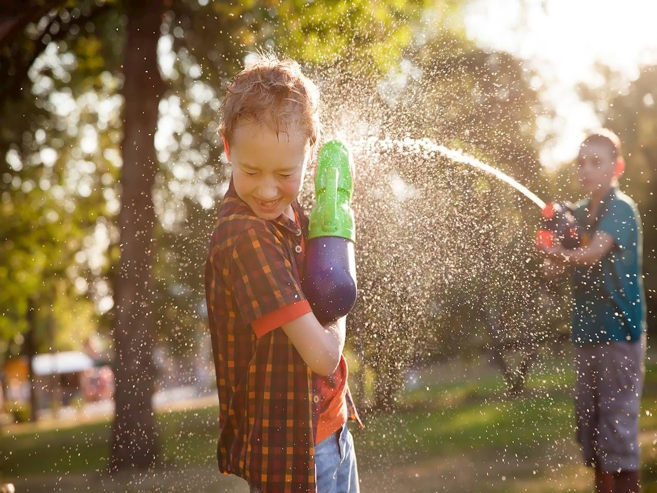 Вода которую мальчик несет. Водные пистолеты для детей. Дети брызгаются водой. Дети играются с водяными пистолетами. Ребенок брызгает воду.
