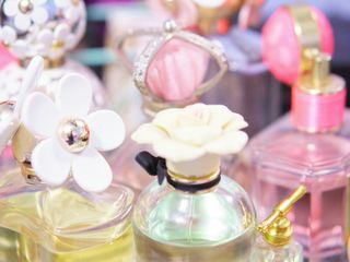 Słynne perfumy i Ich tańsze zamienniki: jak zaoszczędzić na kultowych zapachach?