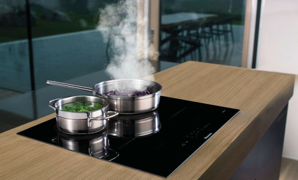 Plaque a indcution avec une casserole sur le feu