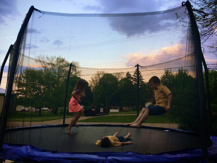 jak zabezpieczyć trampolinę przed wiatrem