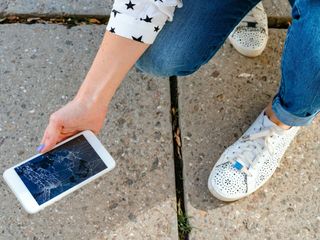 Zbity ekran telefonu. Co zrobić? Czy da się naprawić?