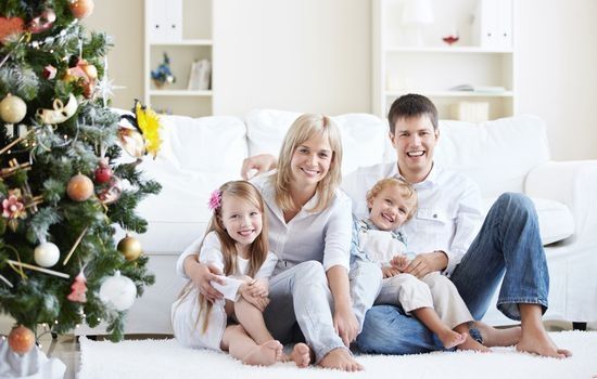Rodzina świętuje Boże Narodzenie - jak przygotować do świąt 