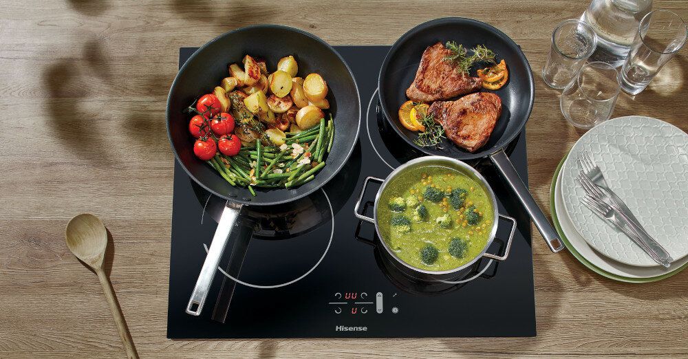 plaque à induction avec casserole et repas