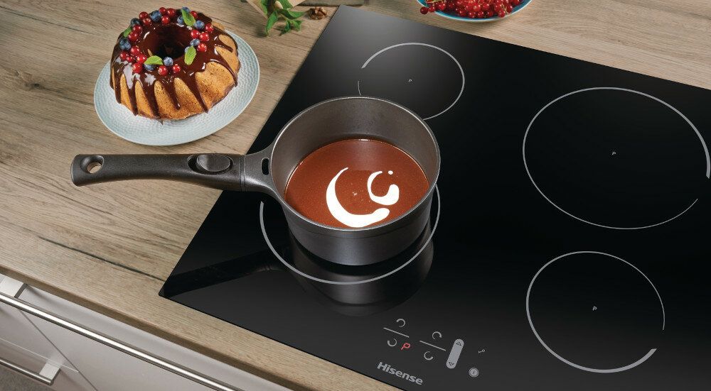 Hisense I6433CB avec casserole et gâteau