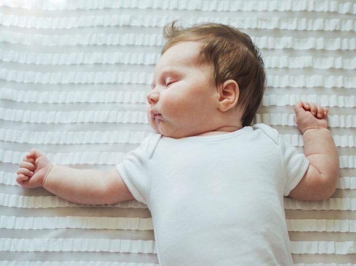 niemowlę macha rączkami przy zasypianiu