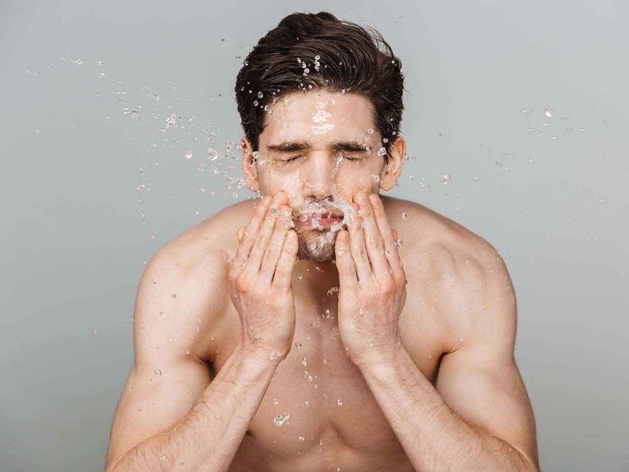 Гигиена мужчины. Человек умывается. Человек умывается. He wash his face. Мужчина умывает лицо сток.