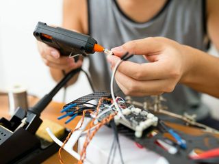 Jaki dobry klej do plastiku wybrać? Czym kleić plastik?
