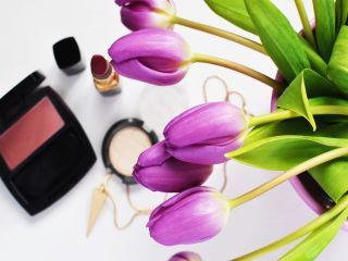 Idealny pomysł na prezent z okazji Dnia Kobiet – postaw na bestsellerowe kosmetyki.
