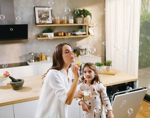 Gorenje Mama z córką i bańkami