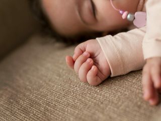 Poduszka motylek dla niemowlaka: od kiedy? Czy warto i jaką wybrać?